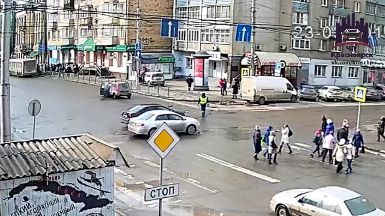 Регулировщик плохо регулировал, что привело к ДТП на перекрёстке в Красноярске