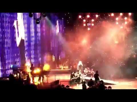 Taylor Swift & Ellie Goulding singing/cantando ''Love me like you do'' in the/en el 1989 World Tour