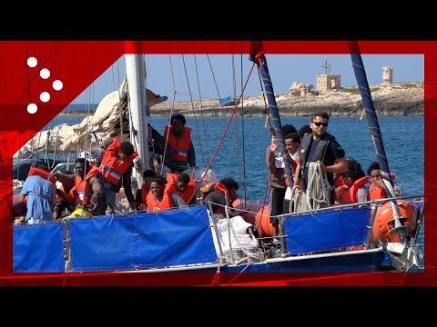 Lampedusa, l'arrivo del traghetto Sansovino e lo sbarco dei migranti soccorsi dal veliero Nadir
