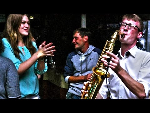 Импровизация на саксофоне в клубе под песню Санта Лючия