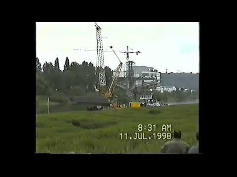 Pirna, Sachsenbrücke 1998. Montage eines Bogen- Fahrbahnsegmentes mit Schwimmkran