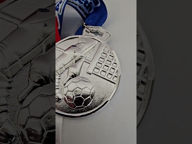 Vídeo relacionado con Keluva Medallas Personalizadas, Logo o Texto Personalizable en el Frente y el Reverso, Ideal para Cualquier Ceremonia de Premiación o Competición (Medalla de Oro)