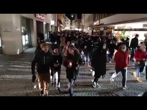Ulm Spaziergang am 28.01.2022 wieder füllen Tausende die Straßen von Ulm .