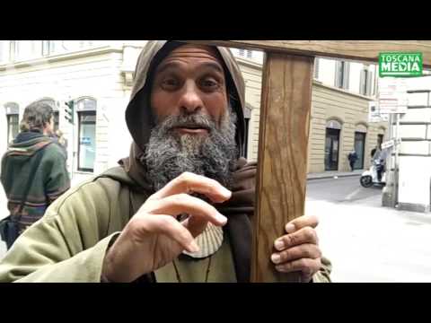 UOMO CON LA CROCE IN CENTRO A FIRENZE - video