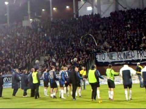 Radośc piłkarzy i kibiców po meczu Zawisza Bydgoszcz - Elana Toruń