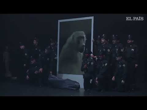 Romeo Castellucci [Ρομέο Καστελλούτσι] / Socìetas, Bros (2021): ερμηνευτέςντυμένοι με στολές αστυνομικών λαμβάνουν σε πραγματικό χρόνο ατομικές εντολές μέσω ενδοακουστικού από μια αόρατη, εξωσκηνική αρχή και τις εκτελούν τυφλά, χωρίς δυνατότητα επιλογής ή αντίδρασης. Το ενδοακουστικό μετατρέπεται εδώ από τεχνικό βοήθημα σε δραματουργικό εργαλείο: ο σκηνοθέτης το αξιοποιεί ως αλληγορία της τυφλής υποταγής σε μη ορατή εξουσία, θεματοποιώντας τη σχέση πειθαρχίας, σωματικής υπακοής και κρατικής παρακολούθησης στις σύγχρονες κοινωνίες.