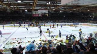 preview picture of video 'EHC Liwest Black Wings Linz - Teddy Bear Toss'