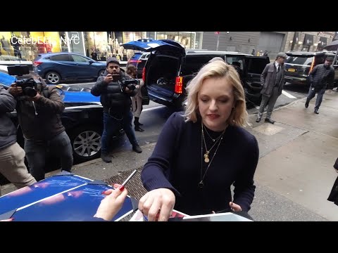 Elizabeth Moss Signs Autographs After Doing Press for "The Invisible Man"