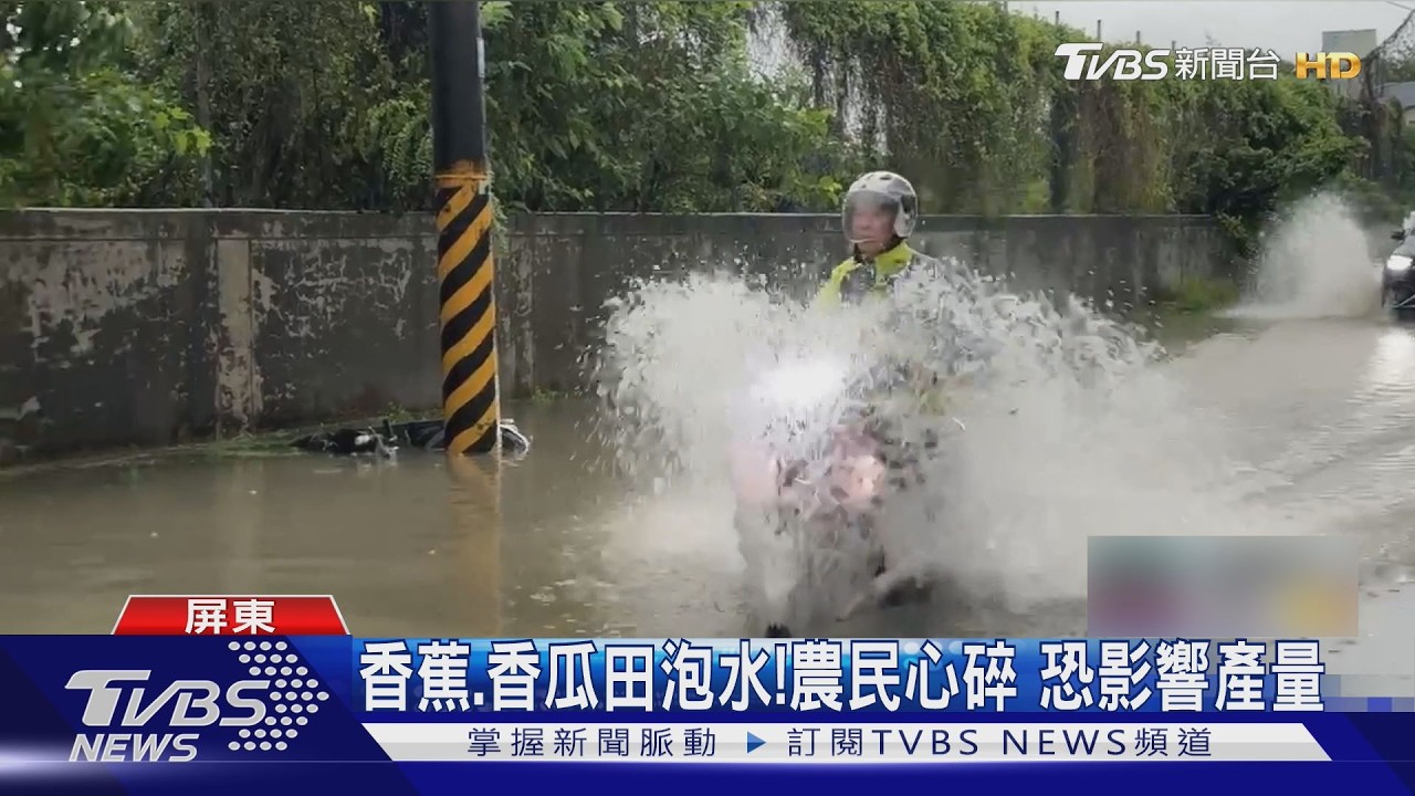 影音／屏東淹成一片！小孩騎單車涉水返校　橡皮艇都出動