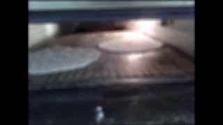 preview picture of video 'Pizza artesana (formacion a mano de la base)'