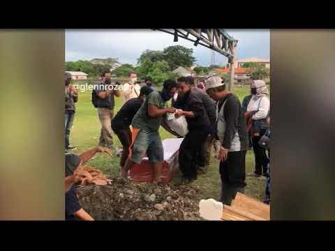 Pemakaman Erwin basis dewa 19 disurabaya dihadiri 3 anak dan istrinya