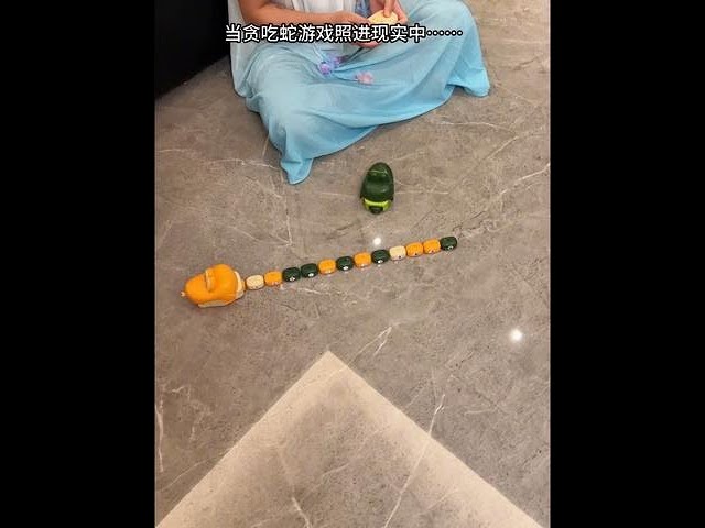Vídeo relacionado con Wild Republic Rubber Snake Pitón Bola, Serpiente de Goma de Juguete, Serpiente de Broma, Regalo para Niños, Juegos Infantiles Educativos, Muñecos para Regalar, 117 cm
