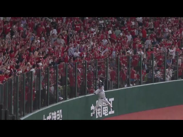 【7回表】本日も守備で魅せた!! ライオンズ・長谷川信哉がフェンス際の打球をジャンピングキャッチ!!  2024年6月11日 埼玉西武ライオンズ 対 広島東洋カープ