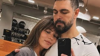 Halil Ibrahim Ceyhan in palestra con Sila Türkoğlu