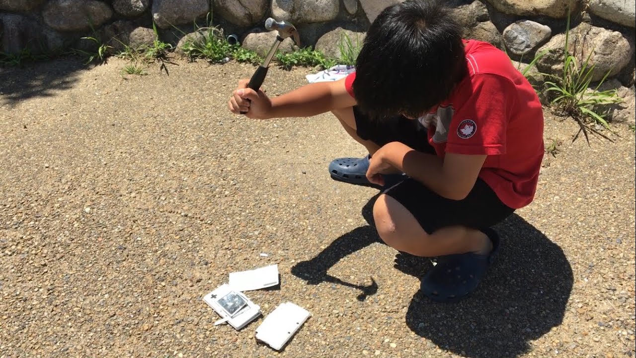 弟がゲームにキレて3DSをハンマーで壊しました