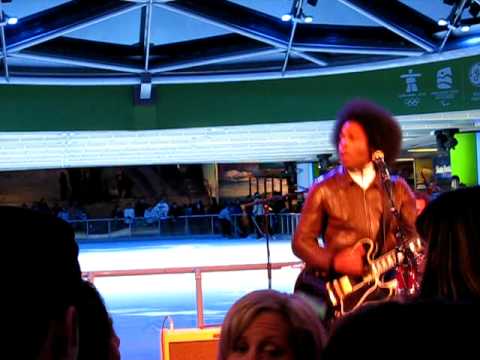 Alex Cuba sur Robson Square - Dramatica mujer