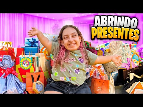 Abrindo meus PRESENTES de ANIVERSÁRIO - Clau Santana e MC Divertida