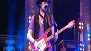 Kasabian  Me Plus One ( T in the Park 2007 )