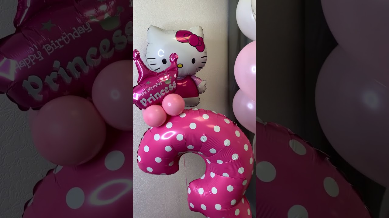 Композиция из шаров с цифрой Hello Kitty на 3 года