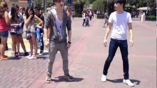EXO K AND M @DISNEY LAND [Lay & D.O dance to MAMA]
