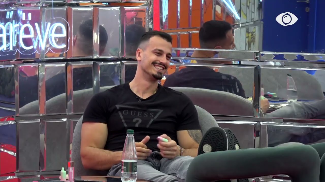 Pse po i fsheh buzët/ Gimbo puth Selin, banorja: Pse çfarë do të bësh?!