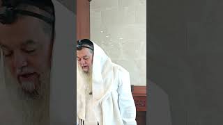 האם מותר להשתמש בטלית ששכחו בבית הכנסת? (הרב יגאל כהן) - התמונה מוצגת ישירות מתוך אתר האינטרנט יוטיוב. זכויות היוצרים בתמונה שייכות ליוצרה. קישור קרדיט למקור התוכן נמצא בתוך דף הסרטון