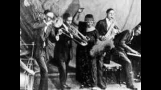 Gertrude "Ma" Rainey & Her Tub Jug Washboard Band-Hear Me Talking to You