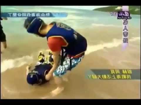 Kyuhyun   Eunhyuk dragged by sea waves.flv