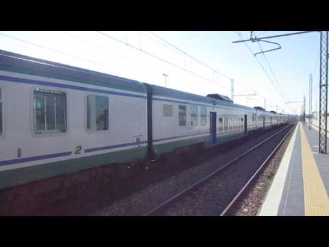 E464 transita con il suo regionale.