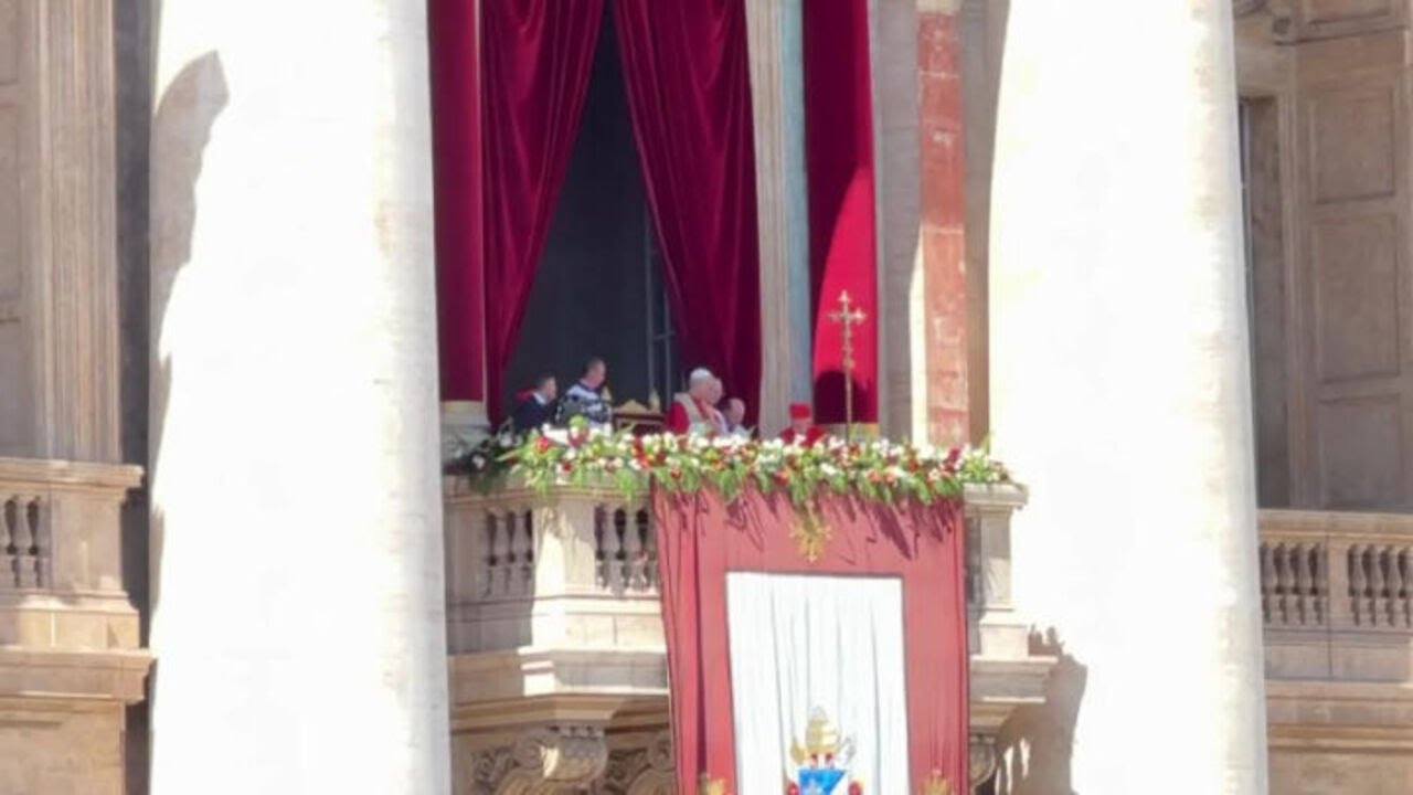 Leone XIV benedice i fedeli dal balcone di San Pietro e rientra in basilica dopo l'Urbi et Orbi