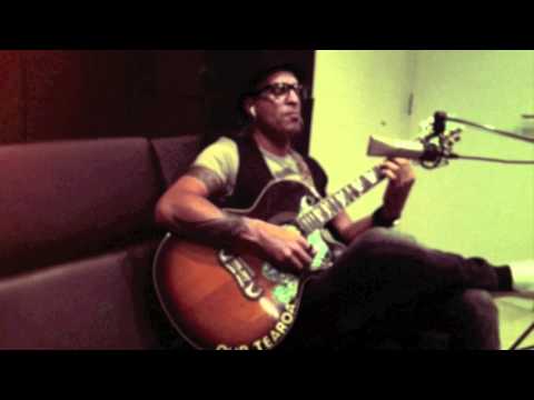 Riqi Harawira - Billy Jean (LIVE) with rc20 loopstation