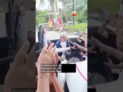 Presidente da Colômbia gera revolta ao dar bolas de futebol a vítimas de terremoto