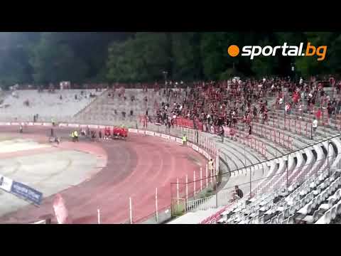 Наградените юноши на ЦСКА-София ликуват пред Сектор "Г"