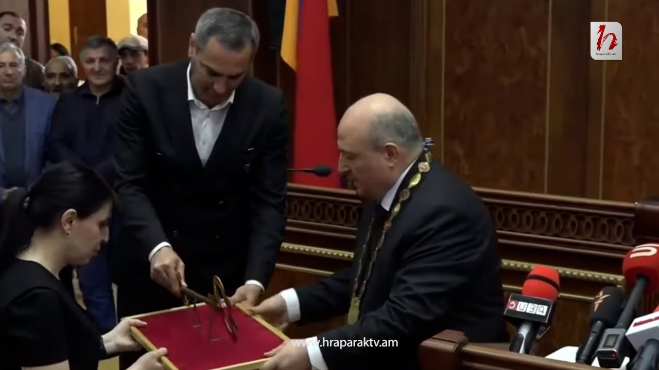 Վարդան Ղուկասյանին հանձնվեցին Գյումրի քաղաքի խորհրդանիշները` լանջաշղթան ու բանալին