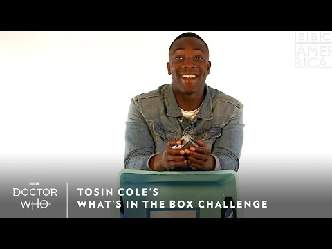 トーシン・コール、箱に挑戦｜ドクター・フー｜日曜8時～7時｜BBCアメリカ (Tosin Cole Takes the Box Challenge | Doctor Who | Sundays at 8/7c | BBC America)