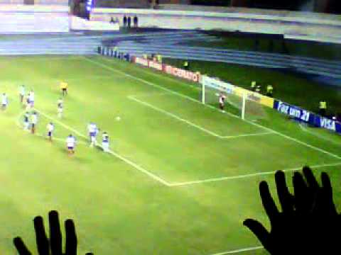 Fábio Oliveira levanta a torcida do REMO ( primeiro gol na vitória por 2x1 em cima do Bahia )