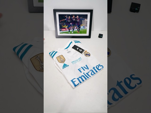 Vídeo relacionado con Sudadera Navy - Real Madrid CF Metallic Logo - Official Licensed Product - Talla M