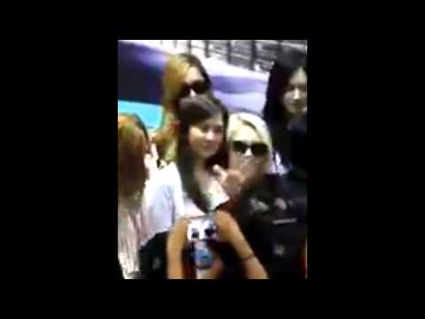 Yulsic moment #215   Jessica Jung with Kwon Yuri @ GG tour 2013 Airport Taipei