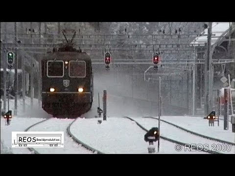 2000-02 [SDw] 2/4 Bahnhof Göschenen in winter - Classic Gotthard action in SNOW during day and night