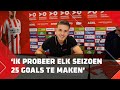 Spits Milan van de Riet tekent eerste contract bij PSV: 'Ik vind het heel mooi dat ik mag tekenen' ✍