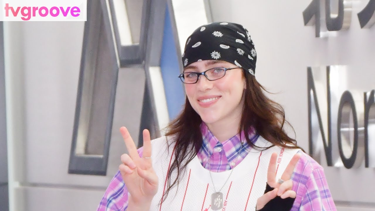 BILLIE EILISH arrives in JAPAN! ビリー・アイリッシュ 来日！成田空港で熱烈なファンの歓迎を受けニッコリ満面の笑み