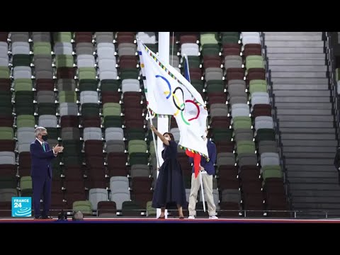 أولمبياد طوكيو رئيسة بلدية باريس هيدالغو تستلم العلم الأولمبي