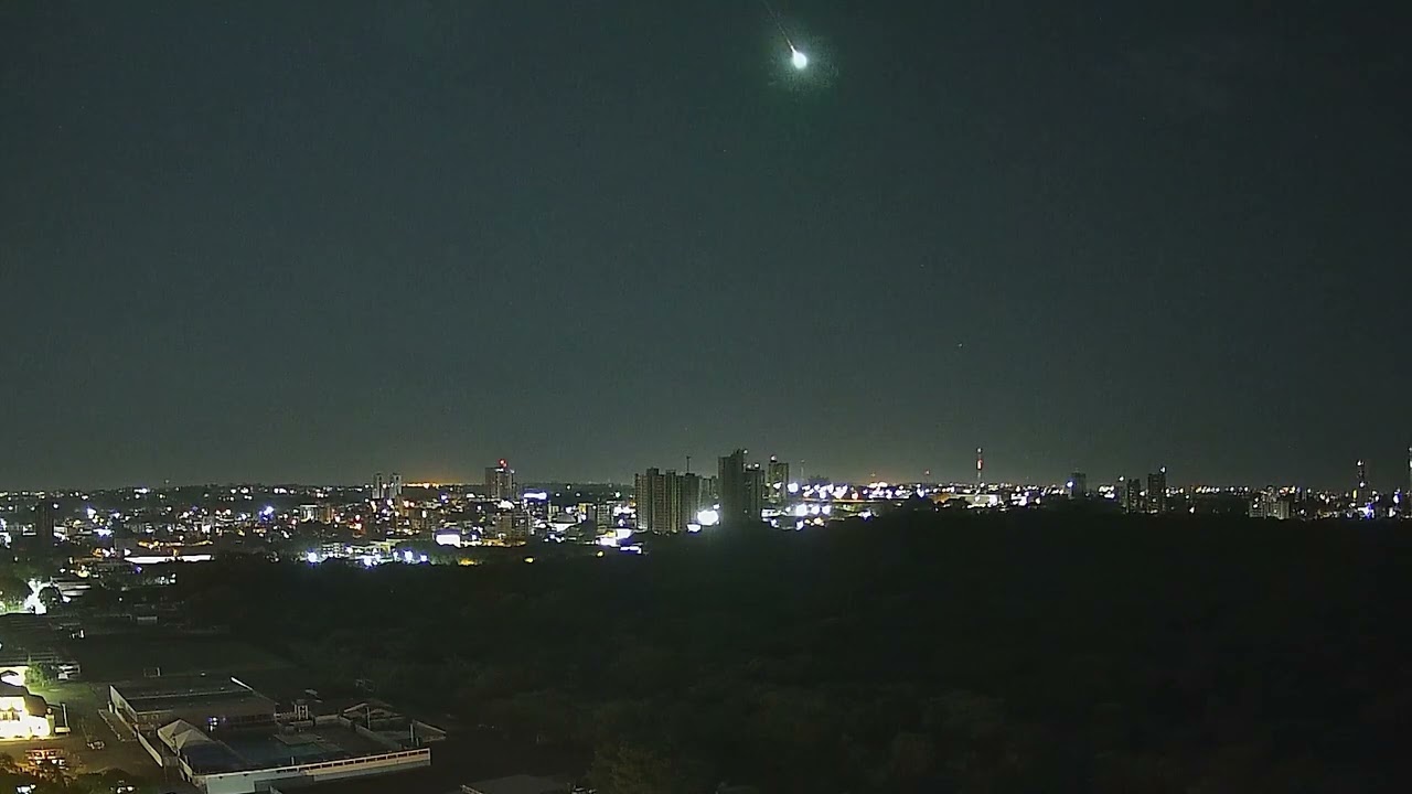 VÍDEO: METEORO CRUZA O CÉU DE CIDADE NO PARANÁ; CONFORME ESPECIALISTAS BRILHO FOI MAIOR QUE O DA LUA