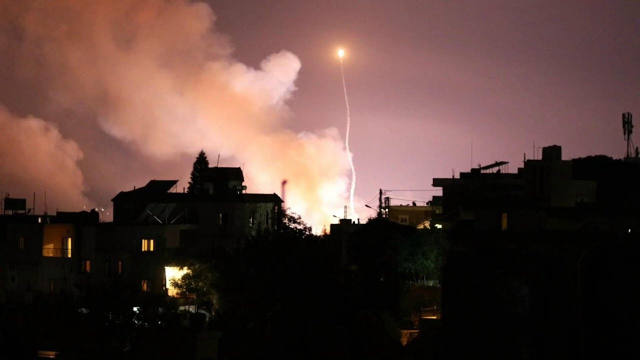 Des frappes israéliennes embrasent le ciel d'un village du sud du Liban | AFP Images