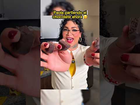 PAOLA PARTIENDO EL CHOCOLATE AHORA VS ANTES 😂 | #paolitasuarez #shorts
