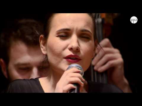 Nina Strnad: Nad mestom se dani