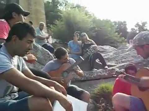MARCOS FUCCIA y JORGE CARDOZO, guitarreros de Baradero en el Río Cosquín ( Balneario La Toma).