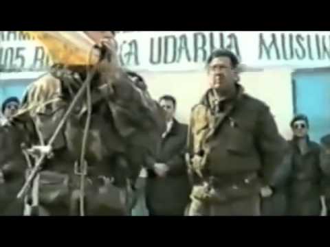 Komandant Izet Nanić prima ratnu zastavu