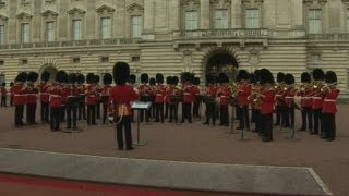 Royal baby: Guardsmen play &#39;Congratulations&#39; outside Buckingham Palace