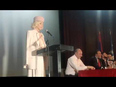 Արզաքանցյանի տիկինը ճգնում է հայերեն ելույթ ունենալ